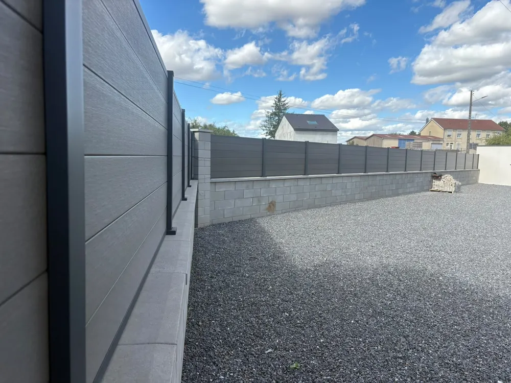 Perspective sur une clôture anthracite installée sur un muret